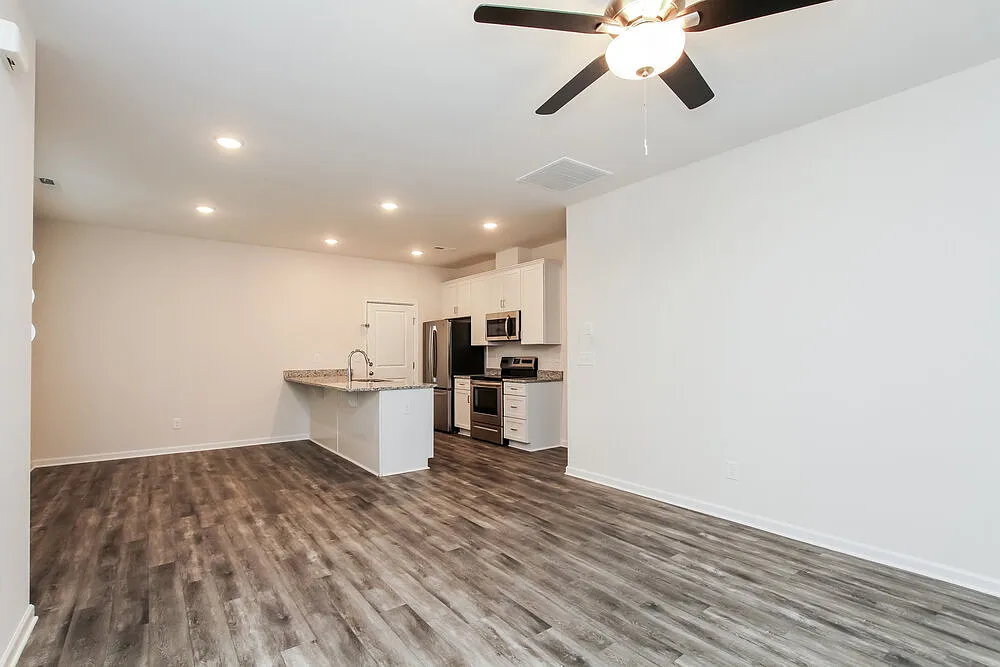 3 bed, 2.0 bath, 1167 sqft, $2,390 — Photo 4