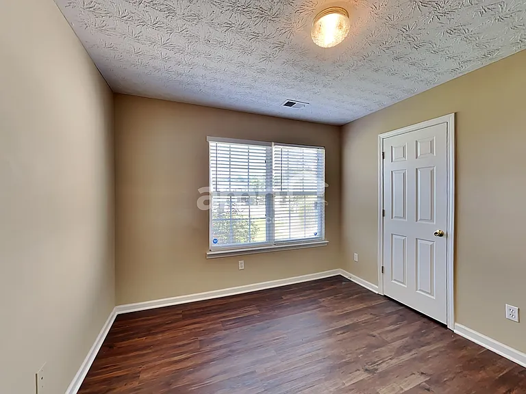 305 Kings Way — Photo 14
