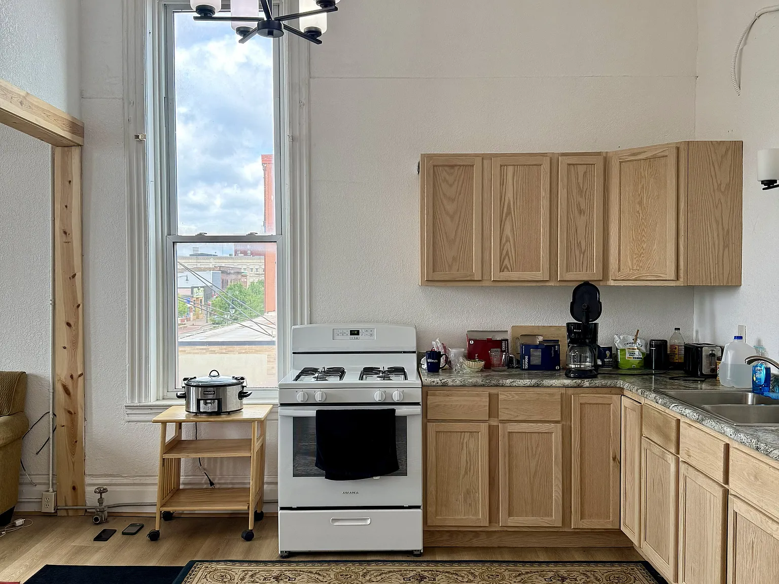 3 bed, 1.5 bath, 2700 sqft, $2,550 — Photo 3