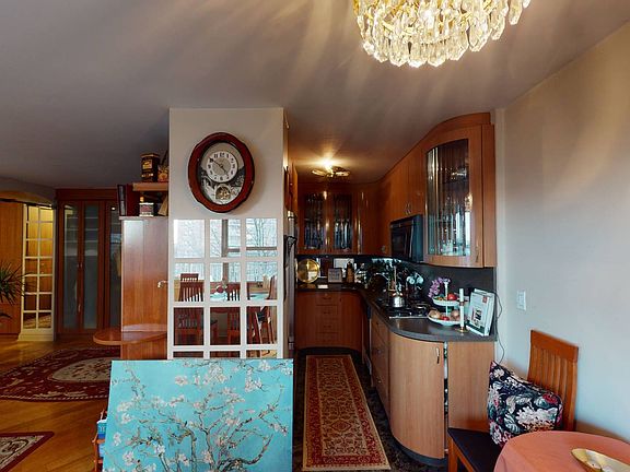 5th image of 2935 W 5th St APT 5D