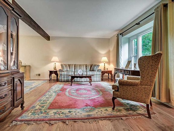 3rd image of 100 Shadowbrook Dr