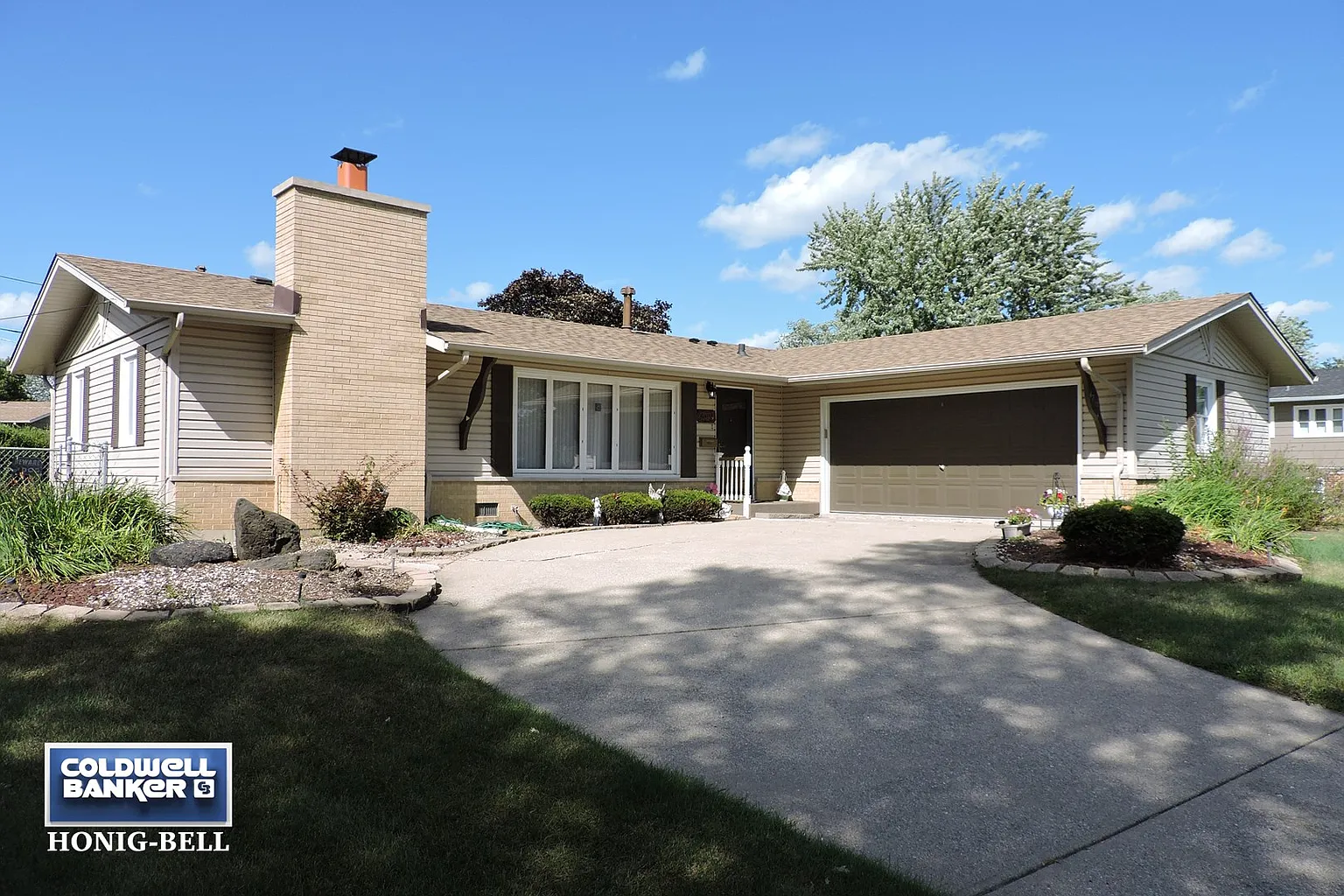 6210 Victoria Dr photo 1