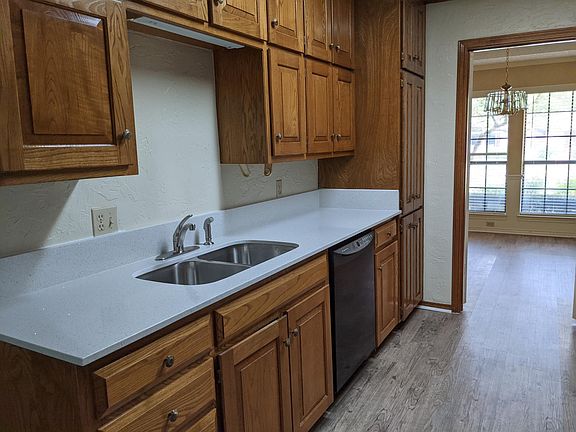 3rd image of 6004 Kenilworth Dr