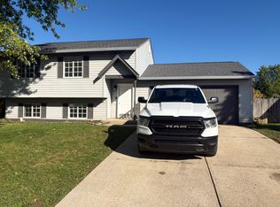 242 Country Wood Dr, Whiteland, IN 46184