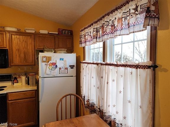 3rd image of 810 Amherst Ln #810