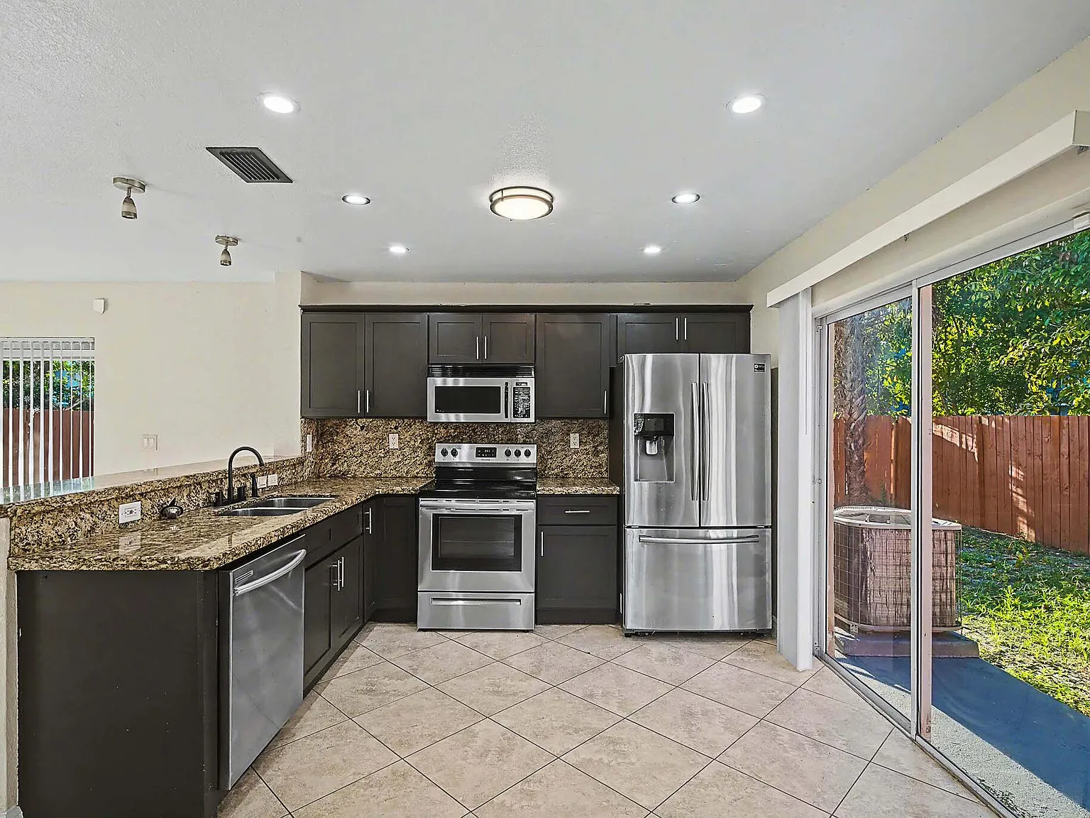4 bed, 2.5 bath, 1655 sqft, $3,300 — Photo 3