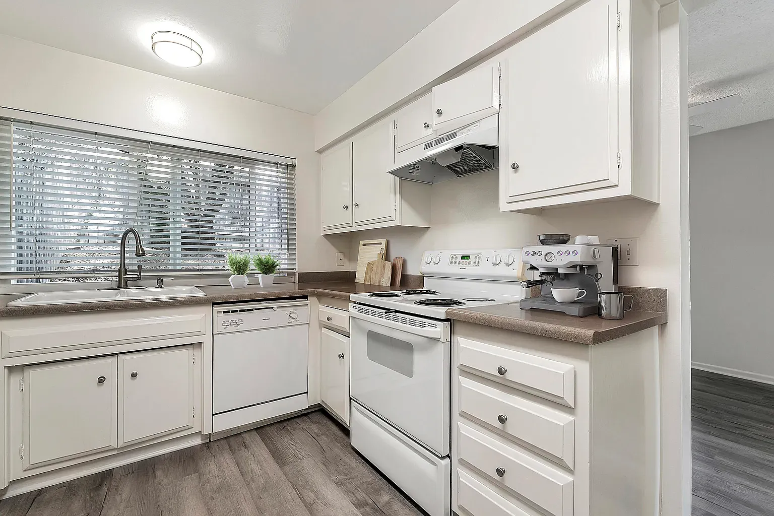 2 bed, 1.5 bath, 2211 sqft, $4,275 — Photo 4