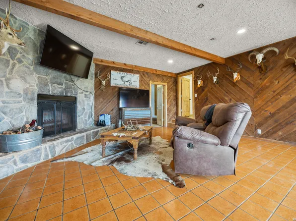 9389 N HWY, Leesville, TX 78122