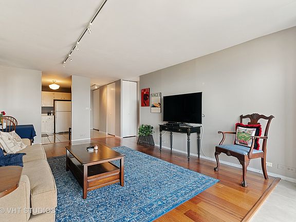 3rd image of 2020 N Lincoln Park W APT 26D