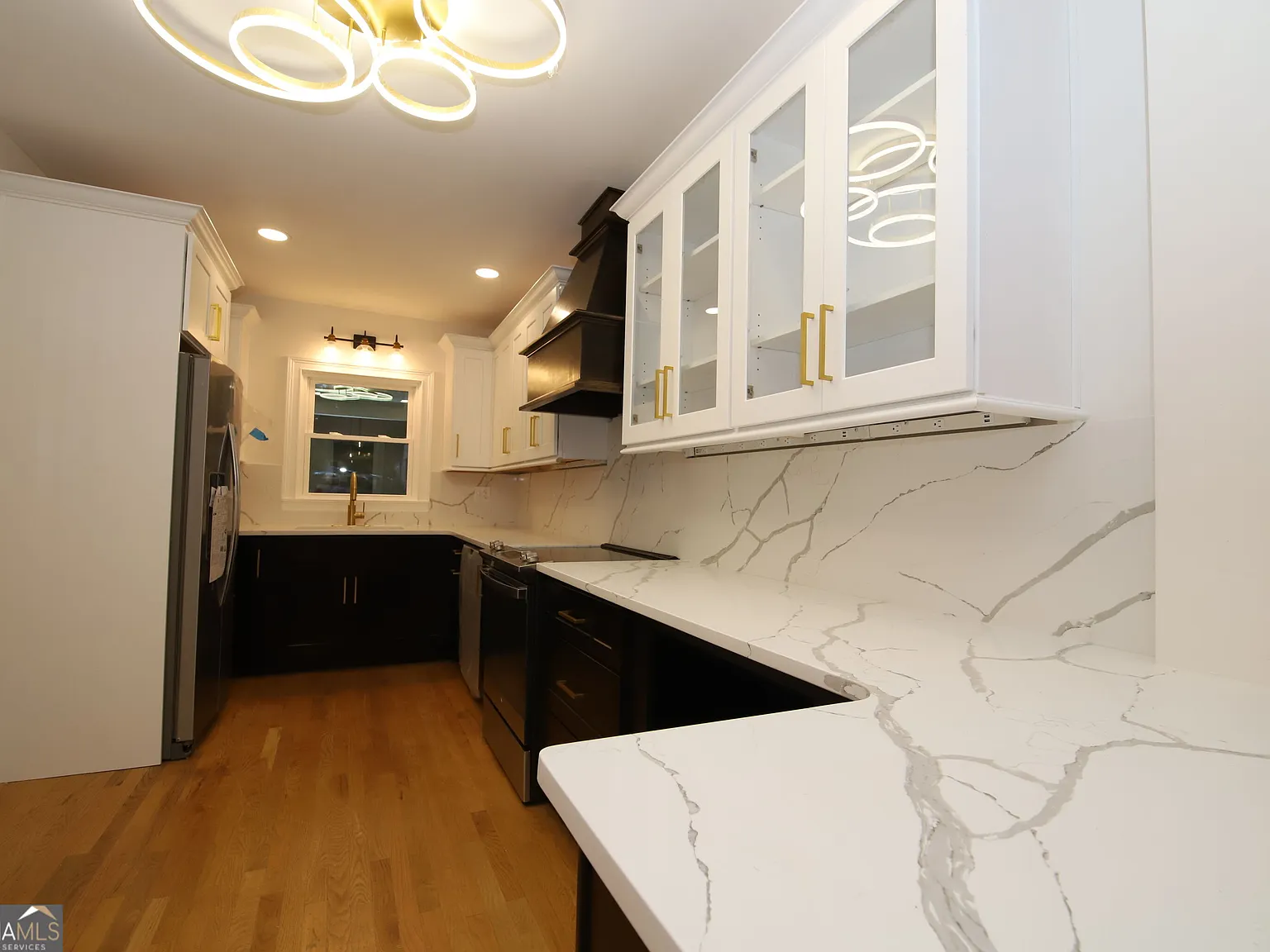 3 bed, 2.0 bath, 1226 sqft, $2,300 — Photo 4