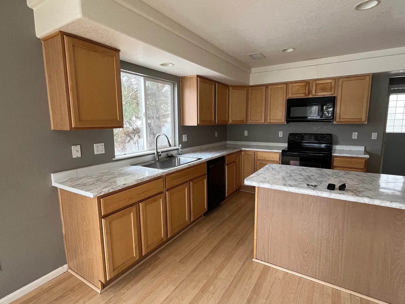 3 bed, 2.5 bath, 2000 sqft, $2,675 — Photo 2
