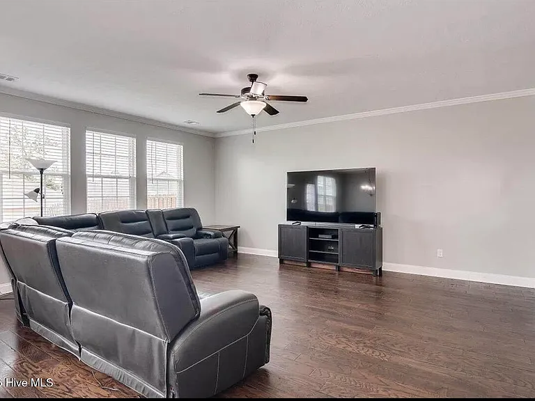 470 Brantley Cove Cir — Photo 8