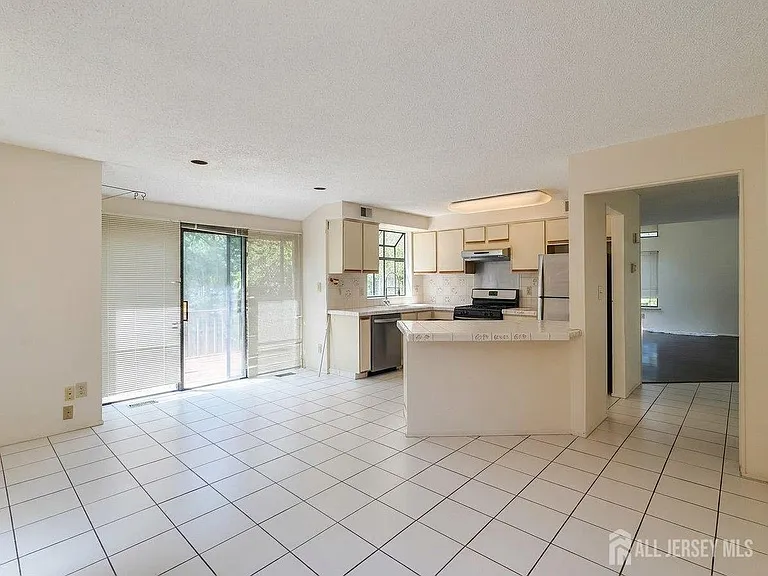 83 Sayre Dr — Photo 9