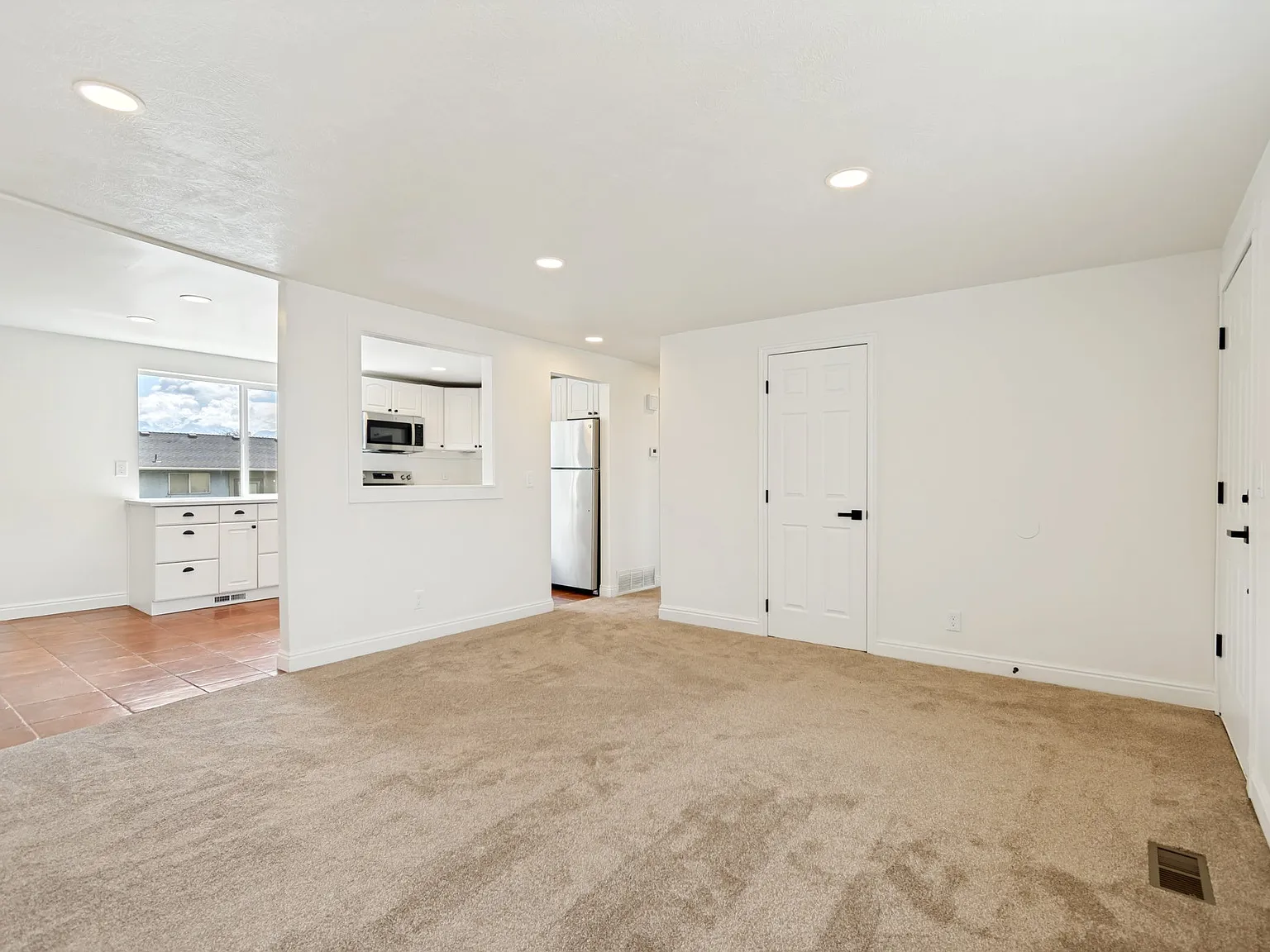4 bed, 2.0 bath, 1950 sqft, $2,500 — Photo 4