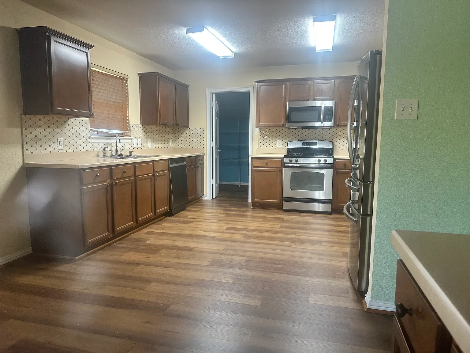 4 bed, 2.5 bath, 3026 sqft, $2,400 — Photo 4