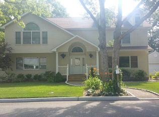 451 Lake Ave S, Smithtown, NY 11767
