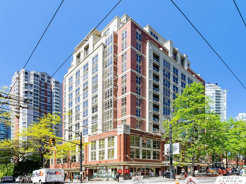 819 Hamilton St #403