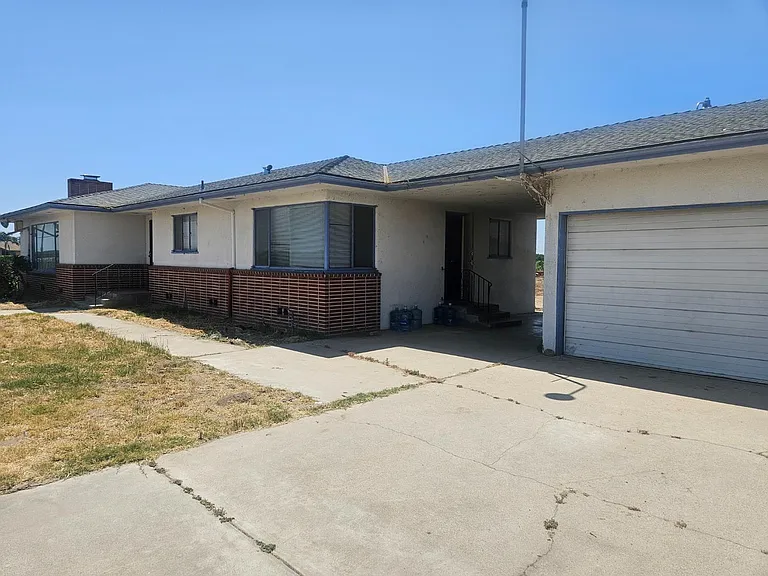 3871 S Clovis Ave — Photo 2