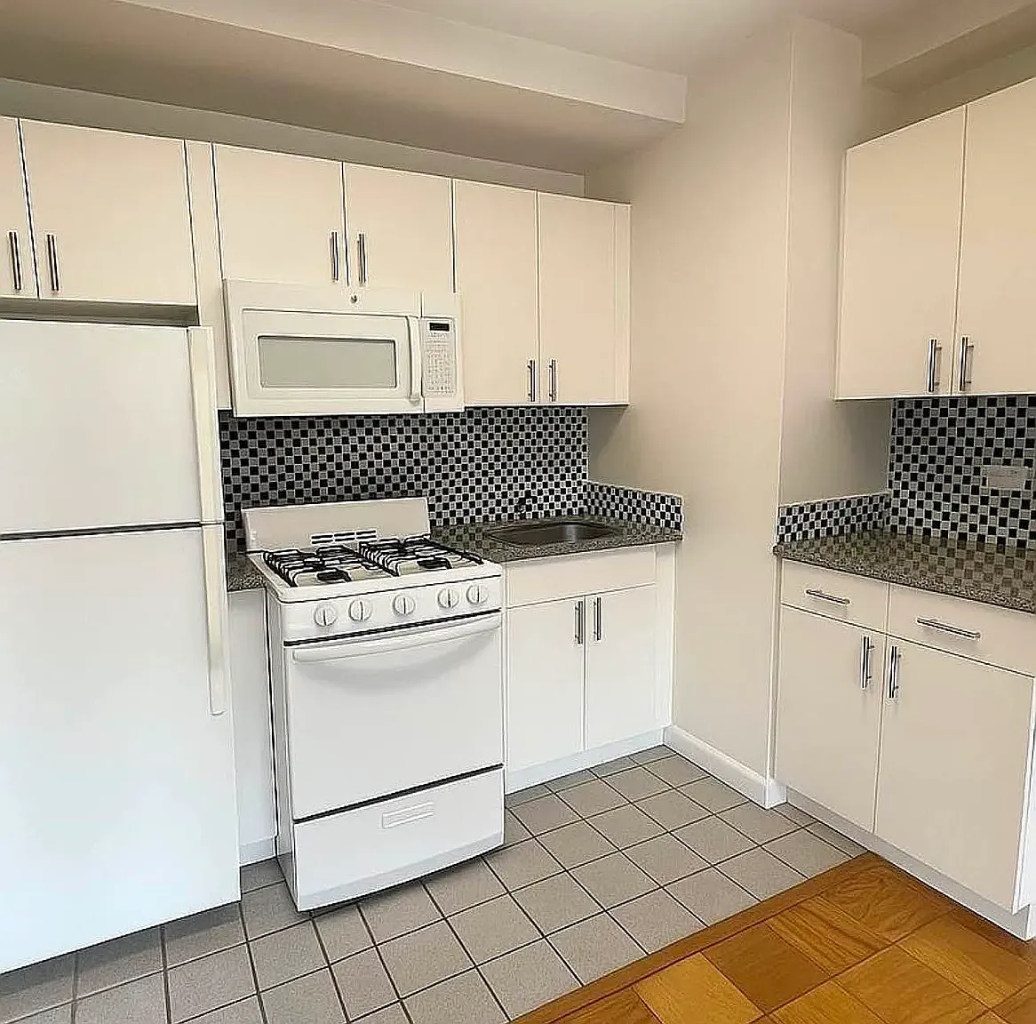 1470 1st Ave — Photo 2