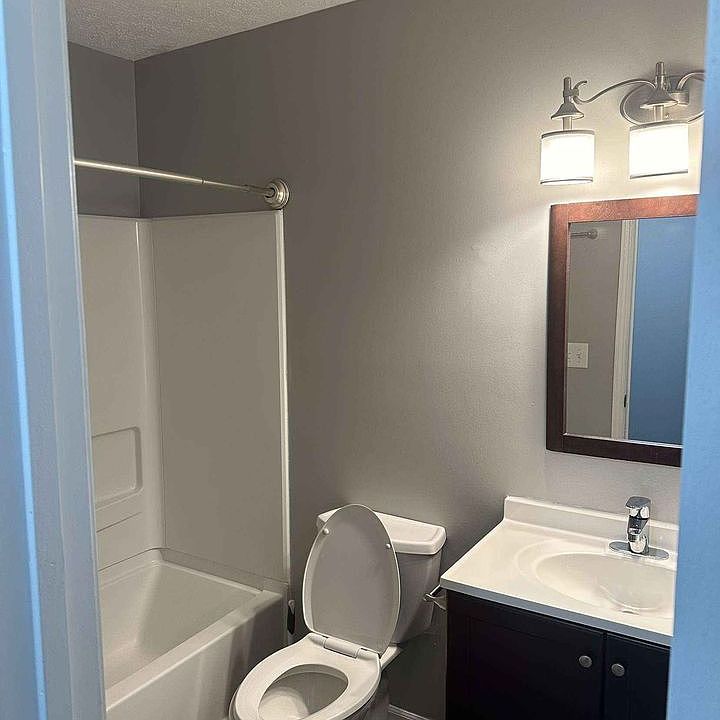 1st image of 1106 Bayridge Dr #1106