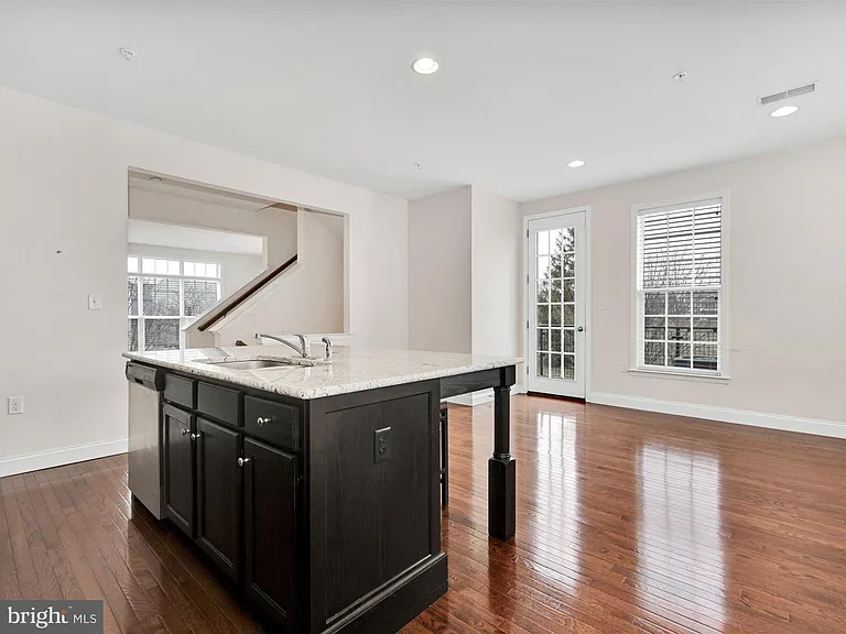 147 Putnam Way — Photo 2