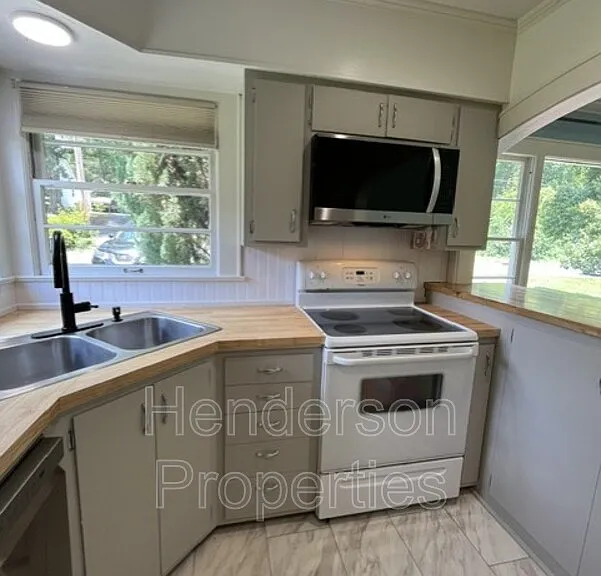 1631 Maple Ave — Photo 6