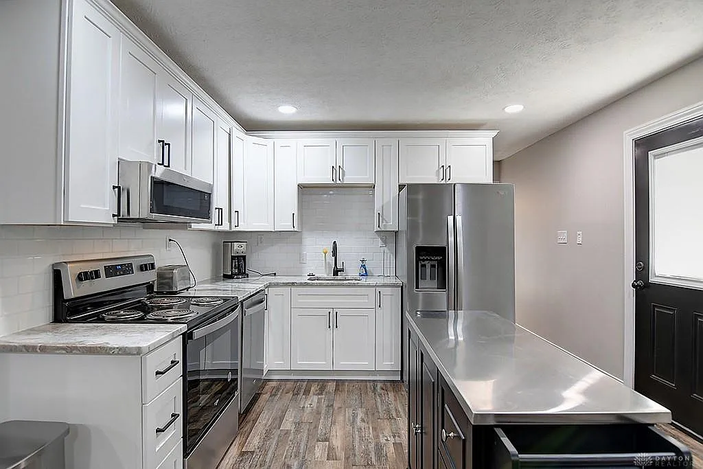 3 bed, 1.0 bath, 1200 sqft, $1,895 — Photo 3