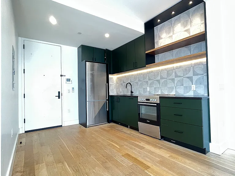 1052 Greene Ave #6B — Photo 2