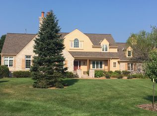 8455 S Fountain Ct, Franklin, WI 53132