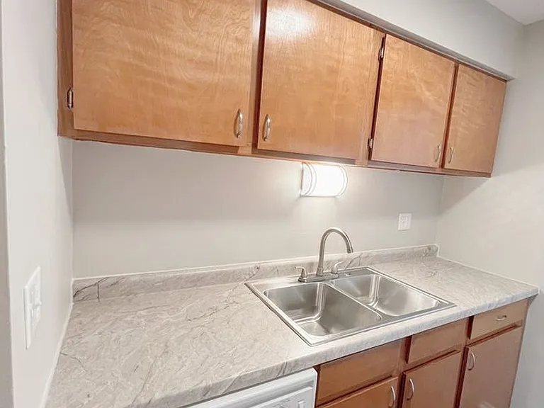 918 Heritage Ct #102 — Photo 3