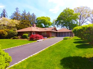 118 Schoolhouse Ln, Roslyn Heights, NY 11577