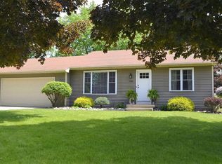 7166 Olde Farm Dr, Jenison, MI 49428