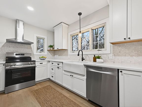 2nd image of 932 Lincoln Rd