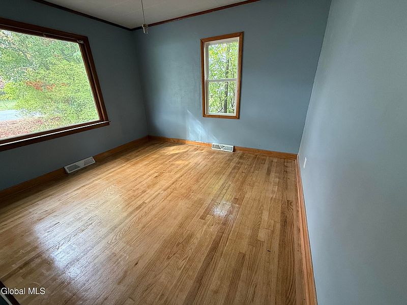 4th image of 112 Mercer Avenue