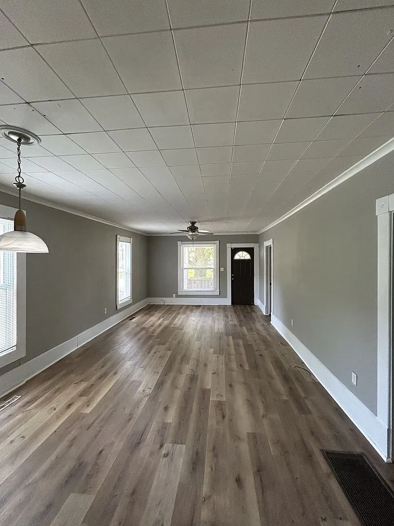 Just Renovated - 2 Bedroom 1 Bathroom House — Photo 2