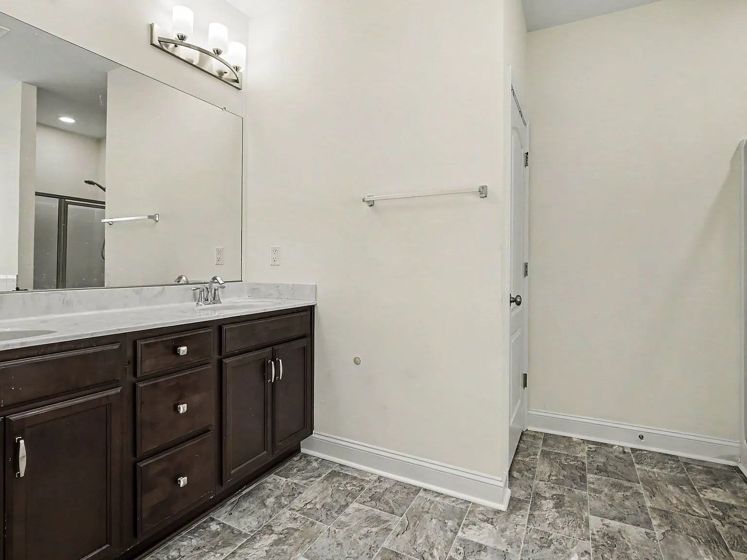 4 bed, 2677 sqft, $2,695 — Photo 3