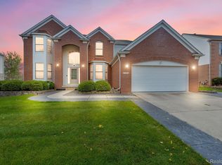 724 Windsong Dr, Rochester Hills, MI 48307