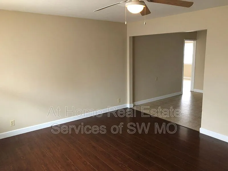 3 bed, 1.0 bath, 2360 sqft, $1,280 — Photo 2