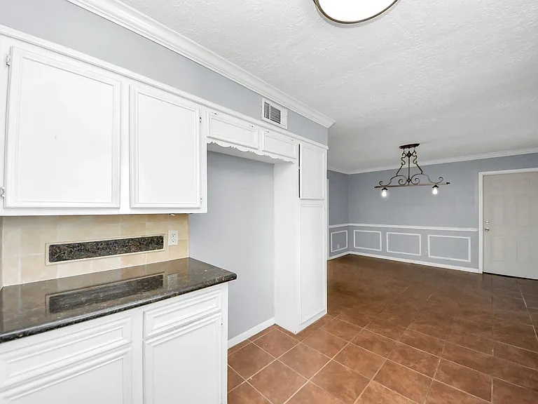 2513 Leslie St — Photo 14