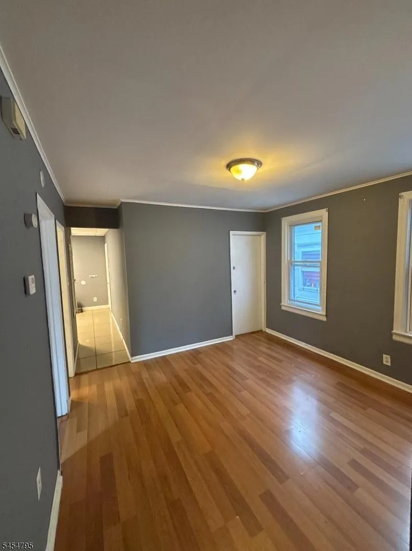 3 bed, 1.0 bath, 9999 sqft, $2,400 — Photo 2