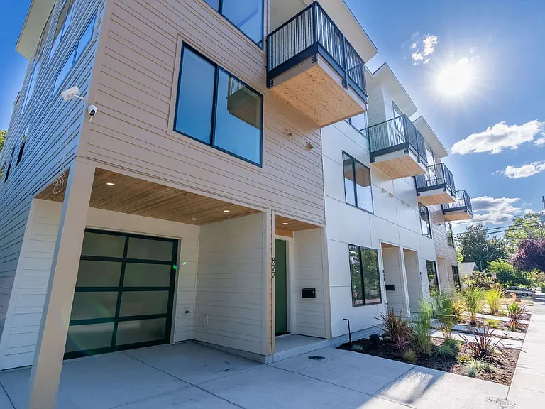 822 W 22nd Ave — Photo 3