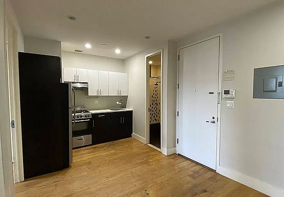 4th image of 823 Saint Johns Pl #2F