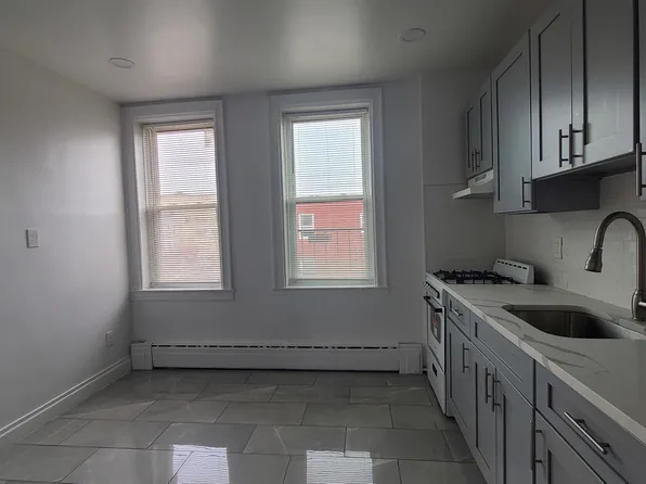 297 Griffith Street image 5 of 13