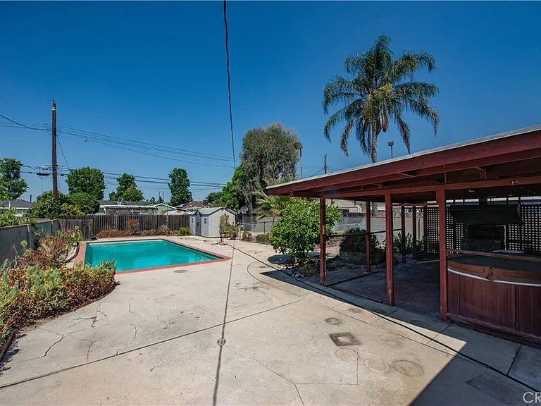 2121 N Screenland Dr — Photo 22