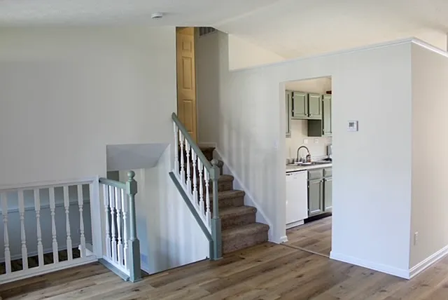 122 Hillwood Ct — Photo 4