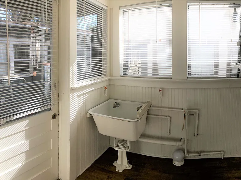 Lovely 1 Bedroom Bungalow Style Apartment! — Photo 10