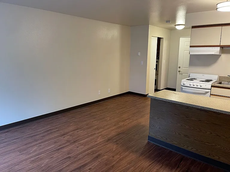 Hill House Apartments — Photo 8