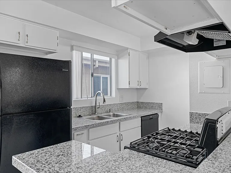 18547 Saticoy St #10 — Photo 7