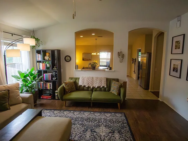 5209 English Glade Dr — Photo 2
