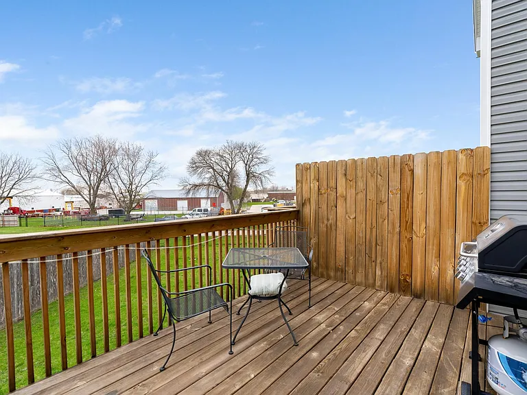 607 SE Tower Ct — Photo 9